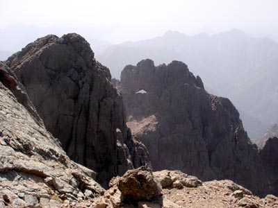 Blick vorbei am Westgipfel zum Fenster im Capu Tafunatu