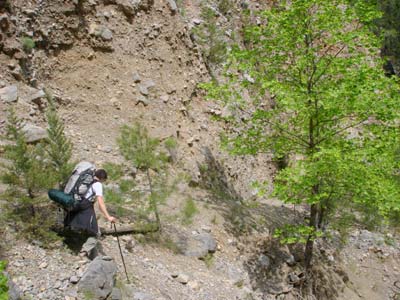 Schwierige Passage im Bereich der Hangrutschung
